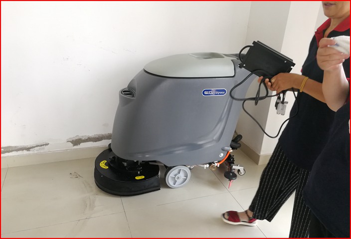 太倉(cāng)車(chē)管所保潔公司使用我公司FS20A洗地機(jī)現(xiàn)場(chǎng)