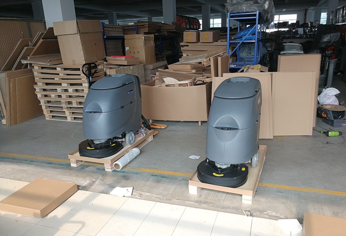北京客戶訂購兩臺FS20W手推式洗地機打包發貨