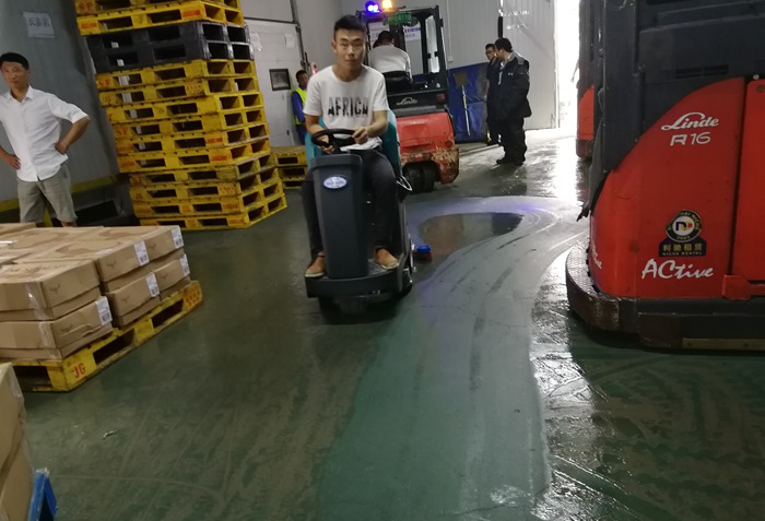 服務區駕駛式洗地機