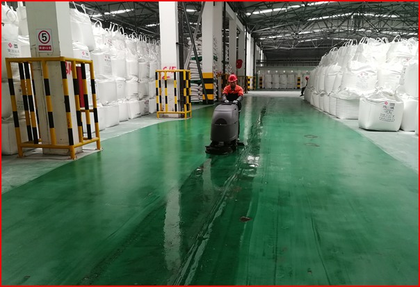 化肥廠車間環(huán)氧地面使用洗地機注意事項